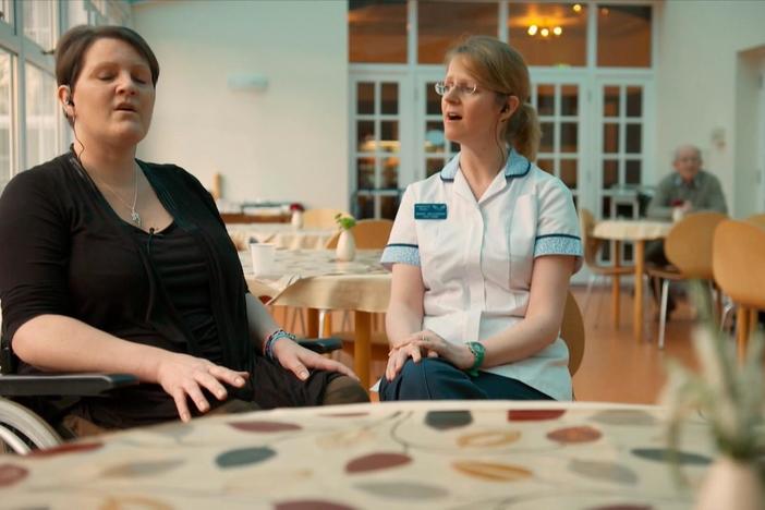 Nicola looses her independence due to her disease She and Mandy sing "Everybody Hurts."