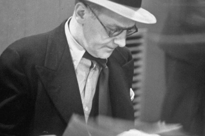 How Walter Winchell used the "trial of the century" to blend news and entertainment.