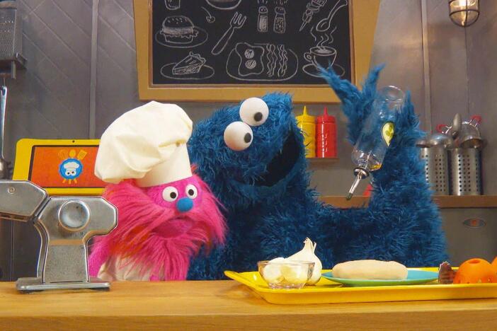 Cookie Monster and Gonger try making fresh linguini using a machine.
