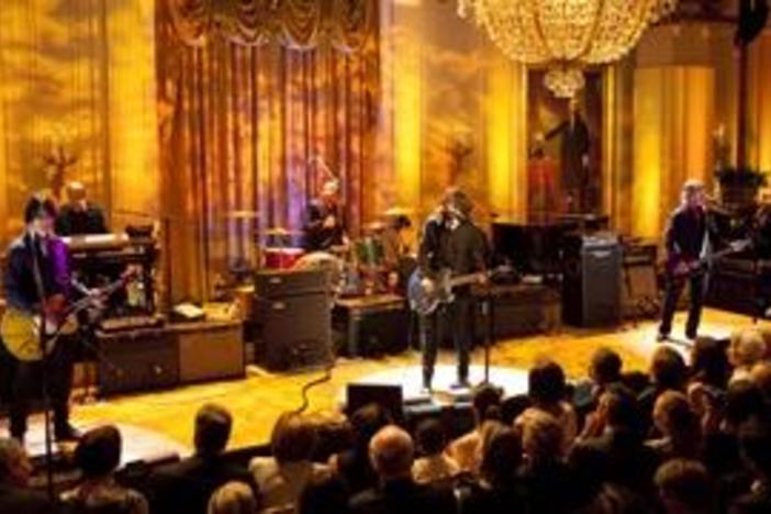 Dave Grohl performs "Band on the Run" in honor of Paul McCartney.