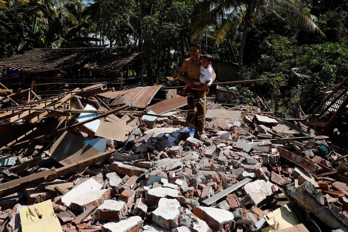 News Wrap: Thousands desperate for quake aid in Indonesia