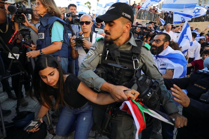 News Wrap: Tensions rise in Jerusalem as Israeli nationalists march for 'death to Arabs'