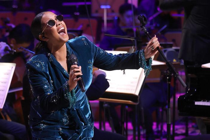 H.E.R. performs Foy Vance's "Make It Rain" with the LA Phil.