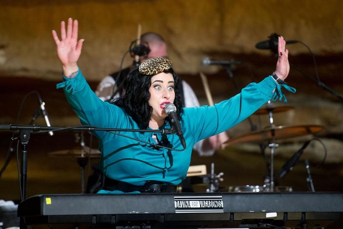 Davina and The Vagabonds perform "I'd Rather Go Blind."