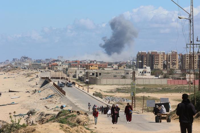 News Wrap: Israel conducts airstrikes in central Gaza as aid airdrops continue