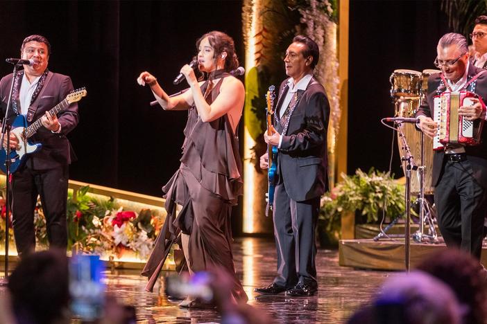 Los Ángeles Azules and Ximena Sariñana perform their hit song “Mis Sentimientos.”