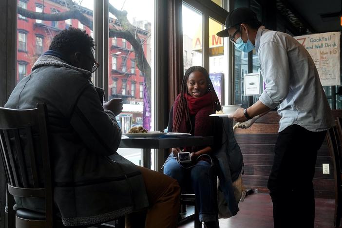 News Wrap: Cuomo suspends indoor dining in New York City