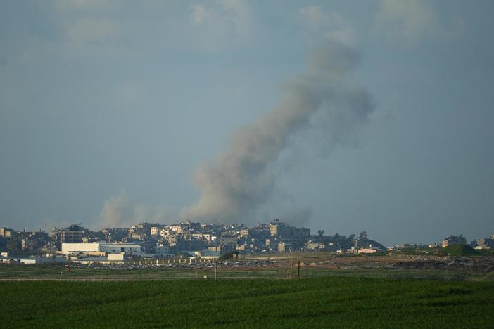 News Wrap: Israeli airstrike reportedly kills mother and 2 children in Gaza