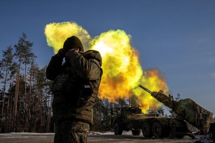 News Wrap: Ukraine commander says weapons in short supply
