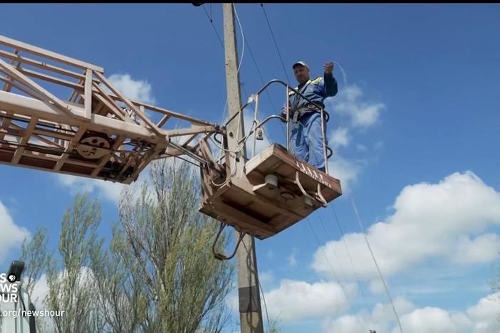 Ukrainians brave Russian shelling to restore power