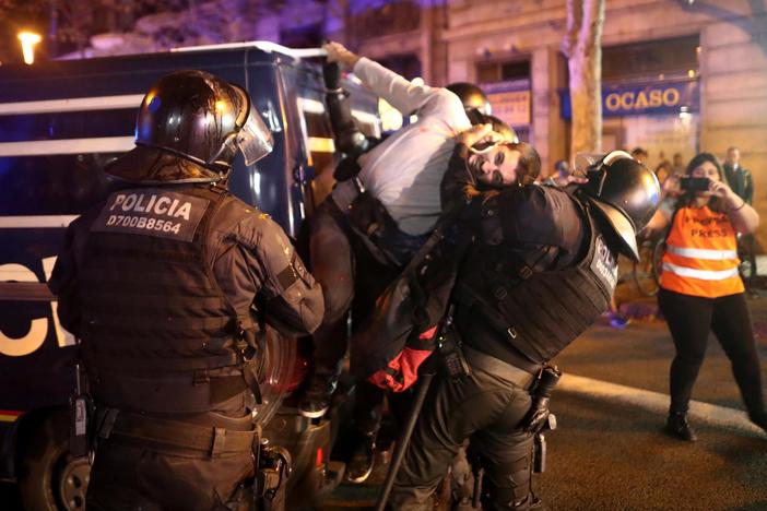 News Wrap: Hundreds charged in Barcelona protests
