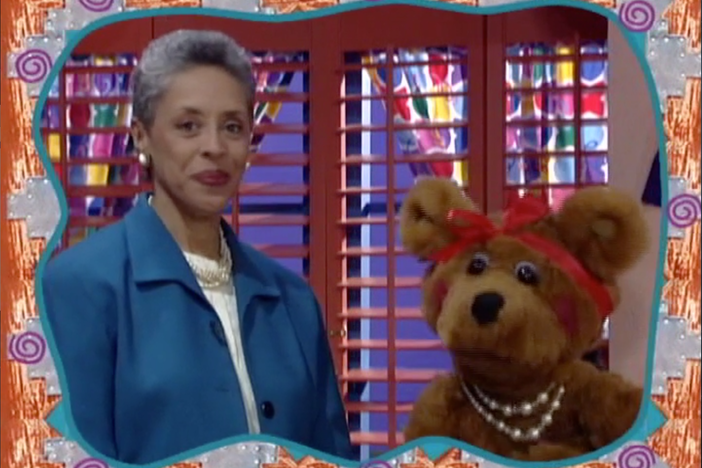 Host Lyn May and the Salsa cast introduce the story for today's lesson.