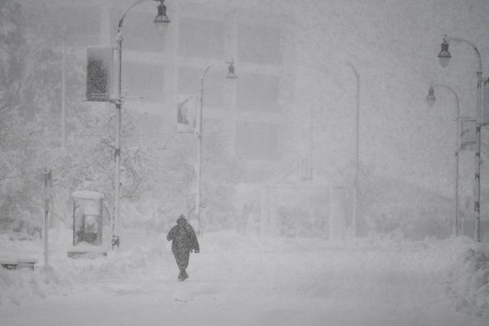 News Wrap: Winter storm brings blizzard to Midwest, tornadoes to South