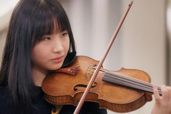 Violinist Chloe Chua takes Scott Yoo through the Ling Ling Violin Workout.