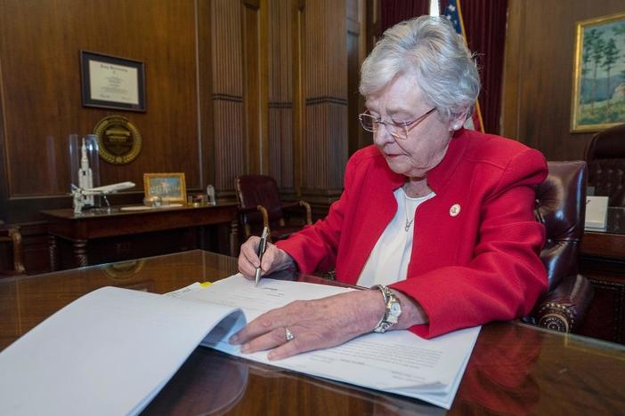 State abortion laws open possible Roe v. Wade challenge