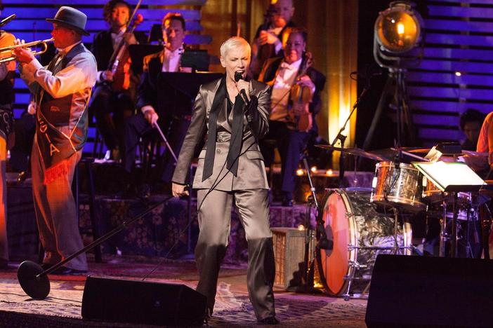 Annie Lennox performs the Duke Ellington classic "Mood Indigo" from her Nostalgia album.
