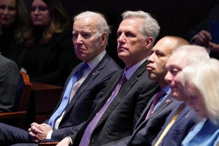 How the debt ceiling debate between White House, Republicans may end