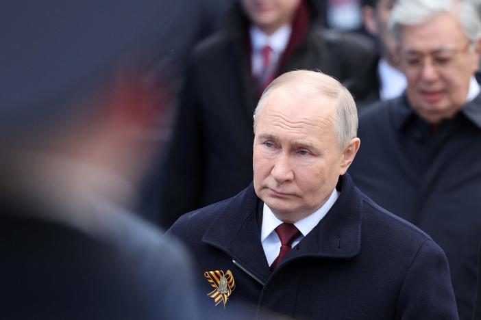 News Wrap: Defense minister replacement shows Putin's desperation, State Department says