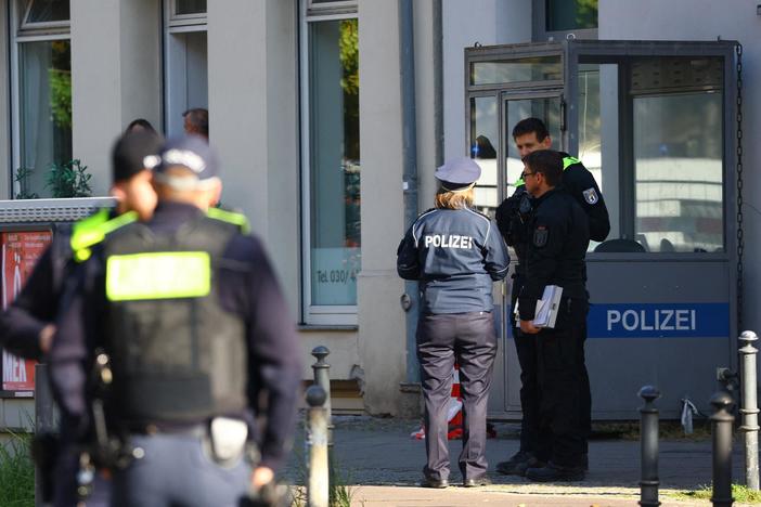 News Wrap: German police searching for assailants who tried to firebomb Berlin synagogue