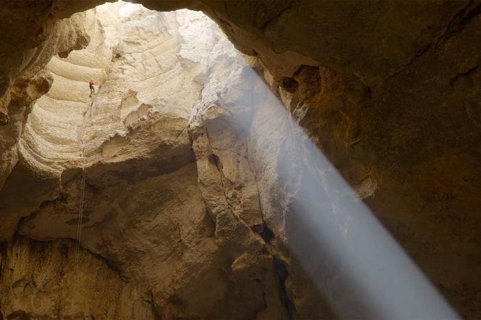 Steve explains the geologic history of Majlis al Jinn in the Arabian Peninsula.