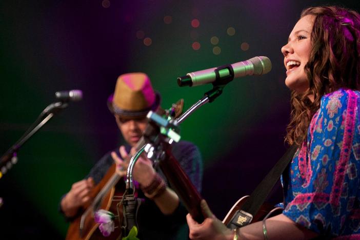 Jesse & Joy play "¿Con Quien Se Queda El Perro?" from their album of the same name.