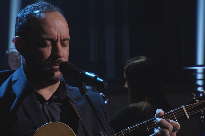The singer-songwriter invites the Chamber Orchestra of Havana for a first performance.
