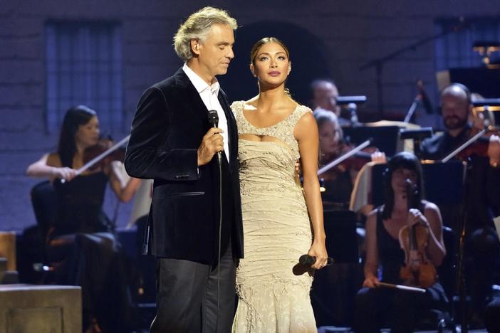 Andrea Bocelli and Nicole Scherzinger sing a Spanish version of the hit song from Evita.