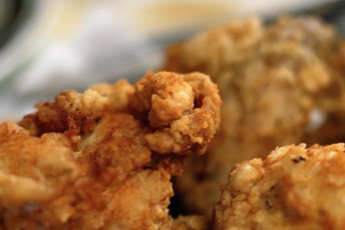 Vivian meets with an old family friend to learn the secret to a Southern fried chicken.