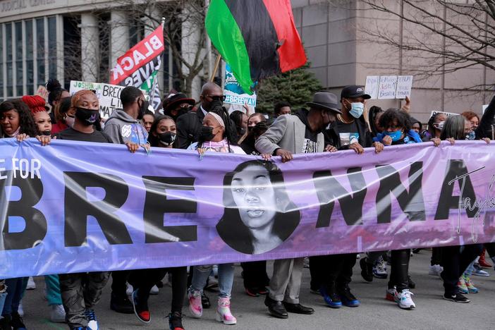 News Wrap: Ex-officer acquitted for wanton endangerment in raid that killed Breonna Taylor