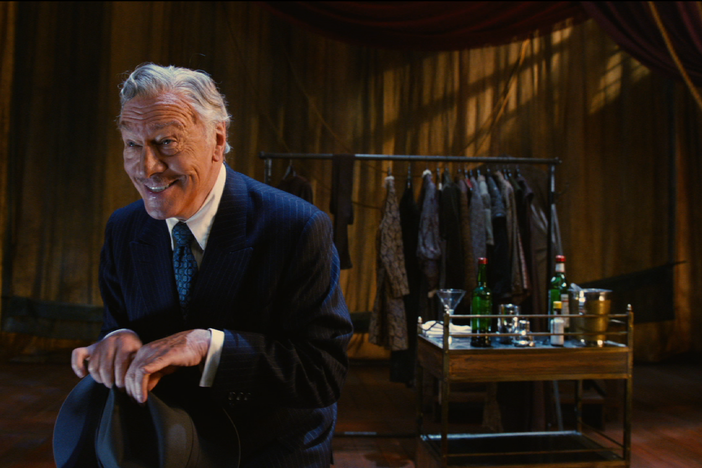 Christopher Plummer, playing John Barrymore, introduces himself to the audience.