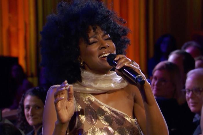Watch an excerpt of renowned singer Sy Smith performing with the Chris Botti Band.