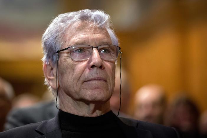 Remembering acclaimed Israeli author Amos Oz