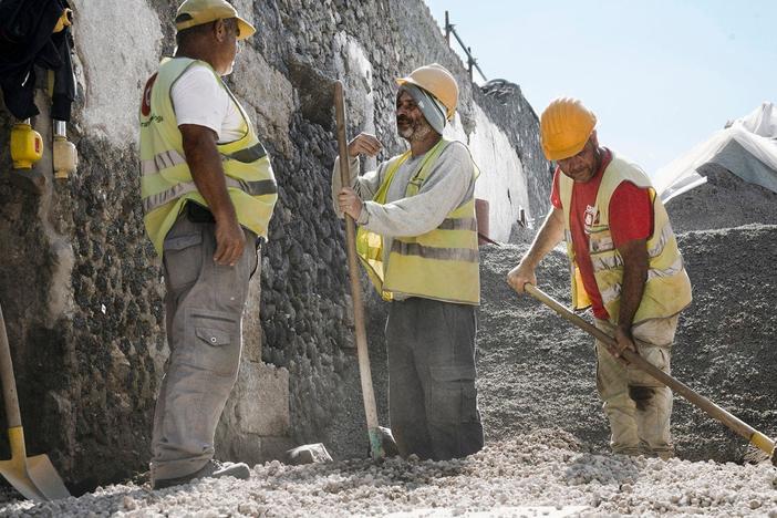 An excavation in Pompeii unearths new rich finds, and the search is on for survivors.