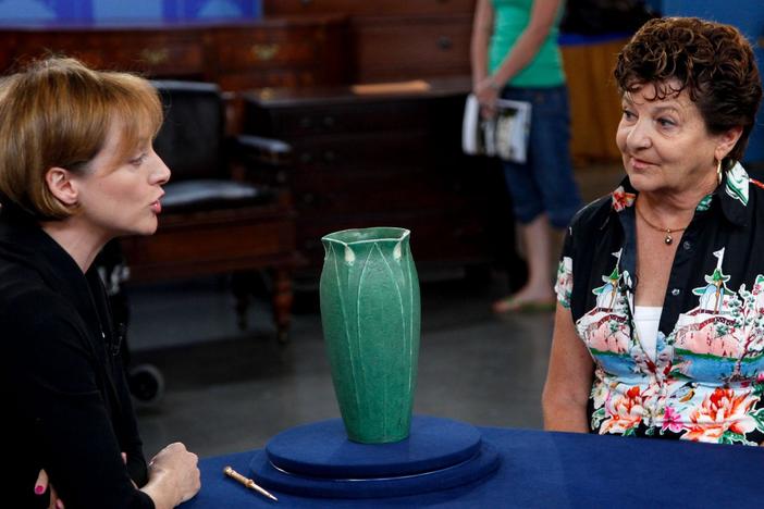Suzanne Perrault appraises a Grueby Pottery green-glaze vase, ca. 1910.