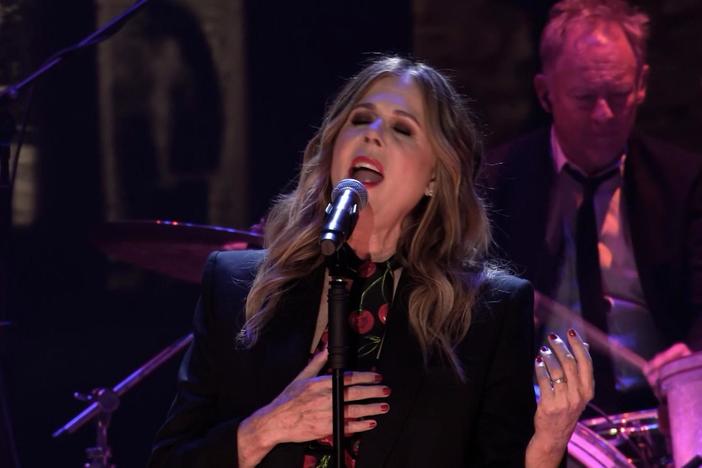 Rita Wilson performs Patsy Cline's hit "She's Got You"
