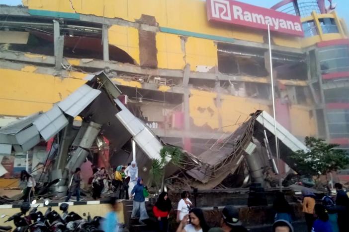 News Wrap: Earthquake off Indonesia sparks devastating tsunami