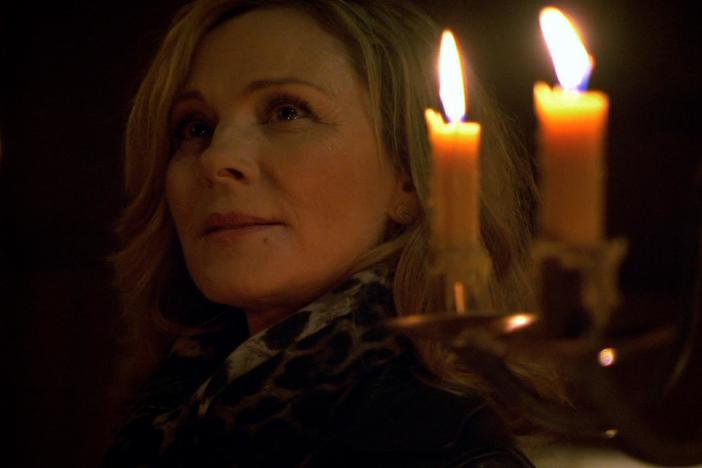 Kim Cattrall visits a copy of a space where Shakespeare was thought to host performances.