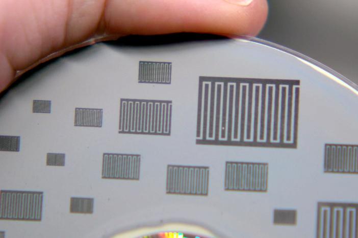 A new way of making supercapacitors may help them store more energy than normal batteries.