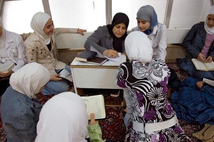 A preacher calls girls to the practice of Islam, teaching them to pursue their ambitions.