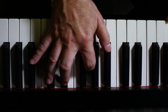 Cole performs melody of Hamlisch songs in tribute to the great composer.