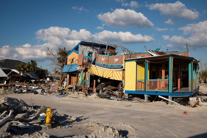 News Wrap: Hurricane Ian death toll tops 100, Uvalde suspends campus police force