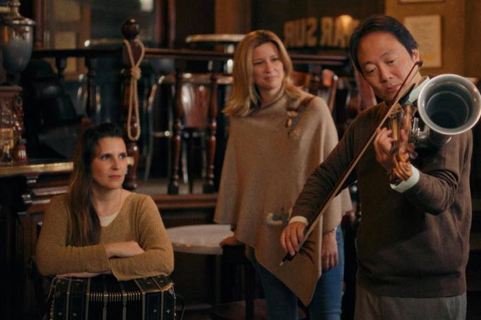 Watch host Scott Yoo play Julio de Caro's violín-corneta.