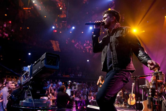 Latin superstar Juanes performs "La Noche" on Austin City Limits.
