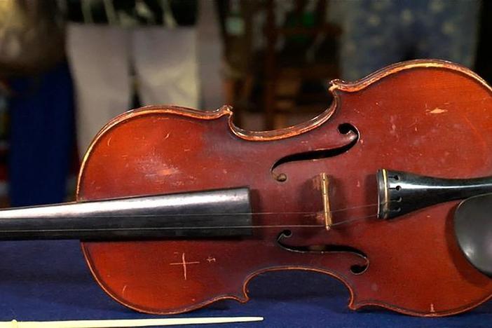 Claire Givens appraises a 1927 Eugen Meinel Markneukirchen violin.