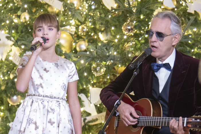 Andrea Bocelli and Virginia Bocelli sing "Hallelujah" at The White House.