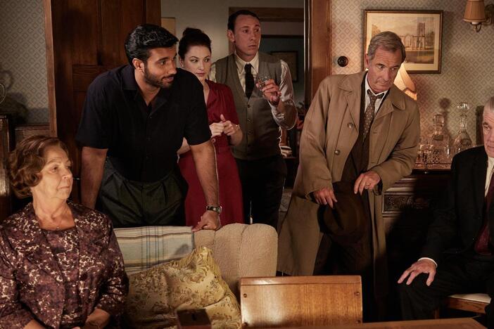Alphy’s attempts to cook a romantic dinner are interrupted when a familiar face arrives unannounced.
