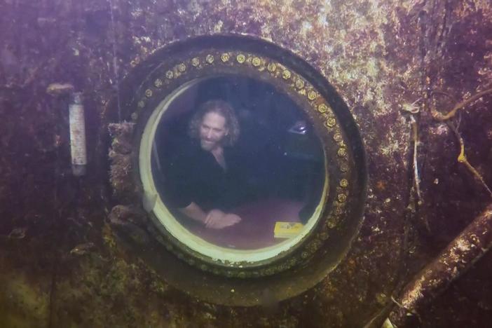 Scientist lives underwater for weeks to raise ocean awareness