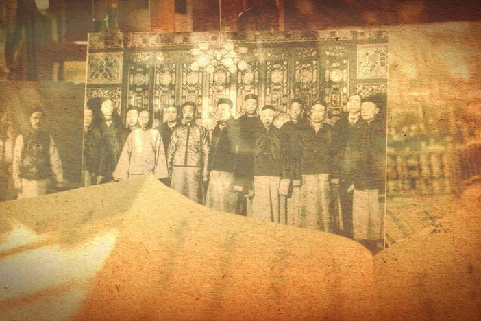 On May 28, 1900, San Francisco policemen formed a perimeter around Chinatown.
