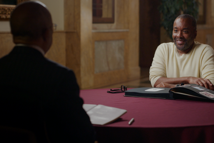 Lee is shocked when his celebrity DNA cousin is revealed.