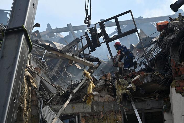 News Wrap: Russia targets Ukraine's capital with series of missile attacks
